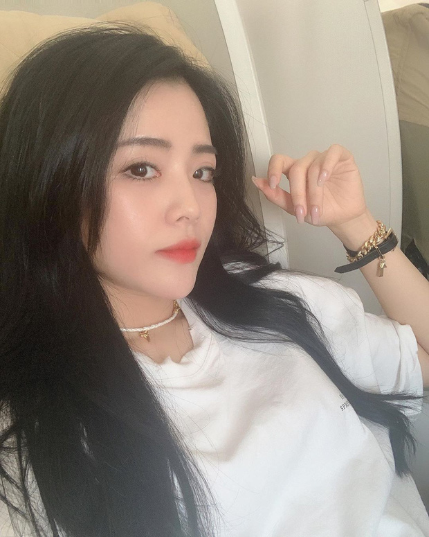 Cận kề ngày đám cưới anh trai, em gái Ông Cao Thắng khoe món quà cùng lời nhắn đặc biệt khiến dân tình nhấp nhổm muốn biết "người đó là ai?" - Ảnh 2. Cận kề ngày đám cưới anh trai, em gái Ông Cao Thắng khoe món quà cùng lời nhắn đặc biệt khiến dân tình nhấp nhổm muốn biết "người đó là ai?" - Ảnh 2.