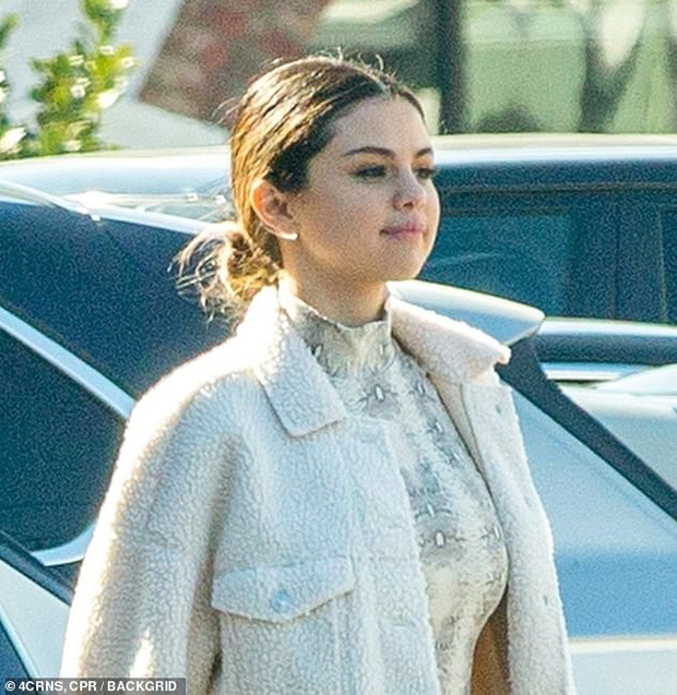 Ăn mặc giản đơn, Selena Gomez vẫn vô cùng xinh đẹp, bỏ ngoài tai tin đồn bị "chàng trai lật mặt" Charlie Puth tố rủ rê qua nhà ngủ thân mật - Ảnh 1. Ăn mặc giản đơn, Selena Gomez vẫn vô cùng xinh đẹp, bỏ ngoài tai tin đồn bị "chàng trai lật mặt" Charlie Puth tố rủ rê qua nhà ngủ thân mật - Ảnh 1.
