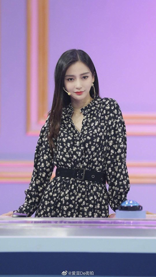 Angelababy ngượng đỏ mặt khi bị sao nam cúi người đo vòng hai, đáp trả &quot;dằn mặt&quot; antifan - Ảnh 2.