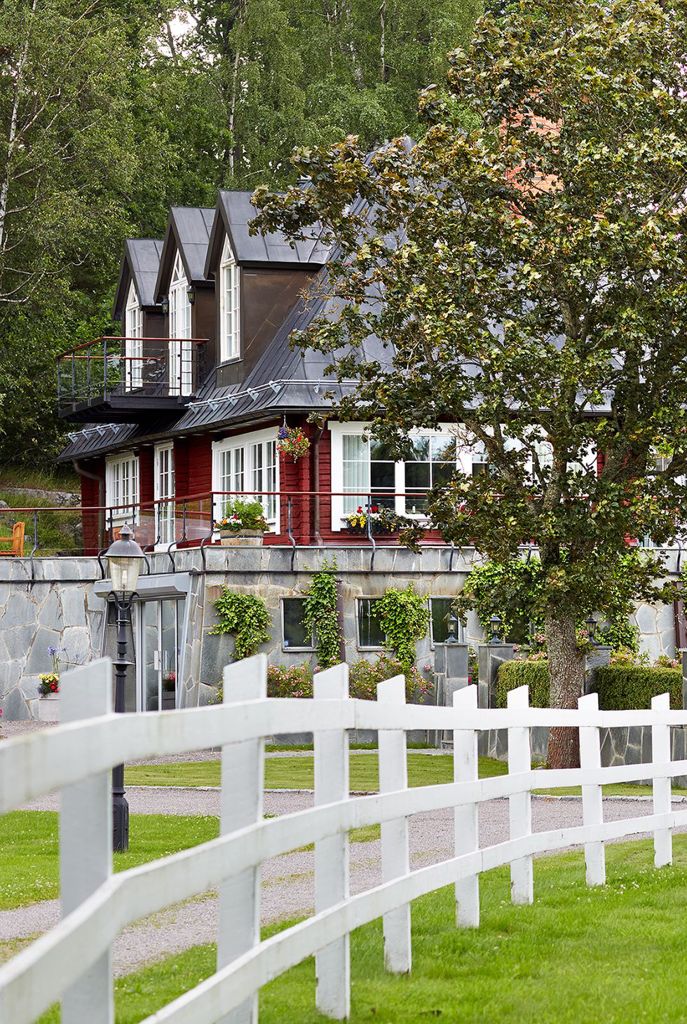 15 &yacute; tưởng lắp h&agrave;ng r&agrave;o để vừa tăng cường an to&agrave;n lại vừa gi&uacute;p ng&ocirc;i nh&agrave; th&ecirc;m phần phong c&aacute;ch - Ảnh 2.