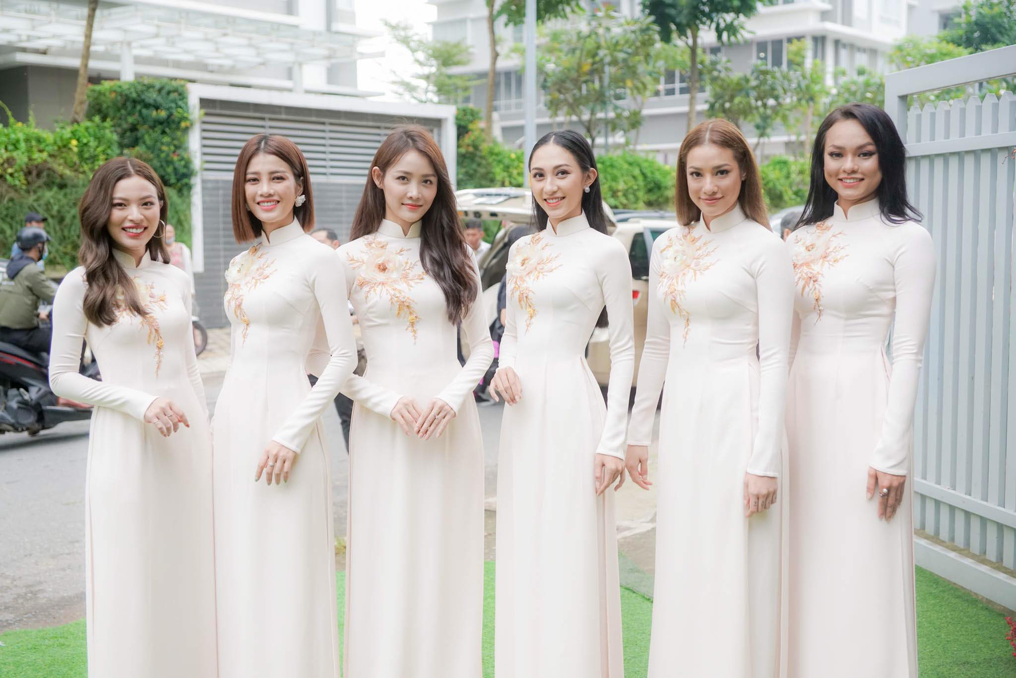 Những dàn phù dâu mặc áo dài đẹp nhất đám cưới sao Việt, cô dâu tương lai nên tham khảo để có những bức hình sống ảo đẹp mê li - Ảnh 3.