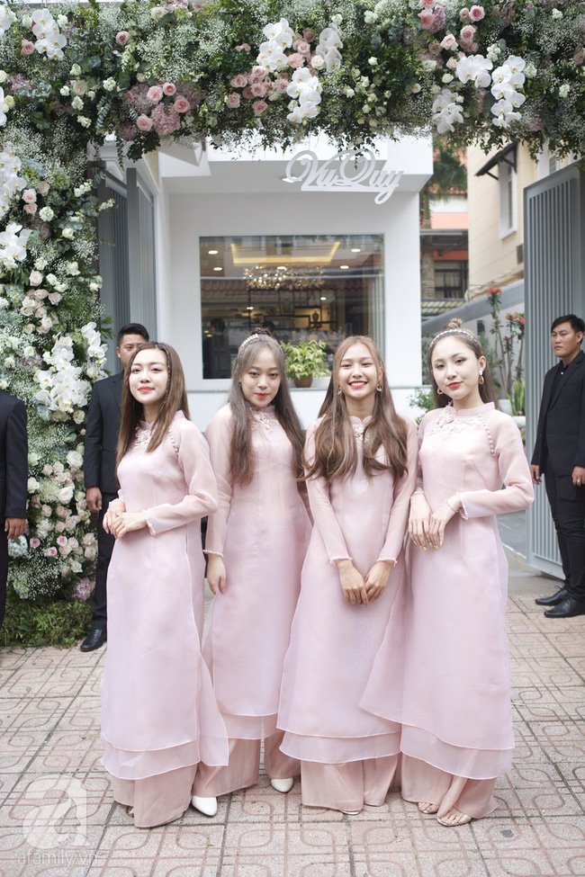 Ngắm dàn phù dâu mặc áo dài cực phẩm trong đám cưới sao Việt