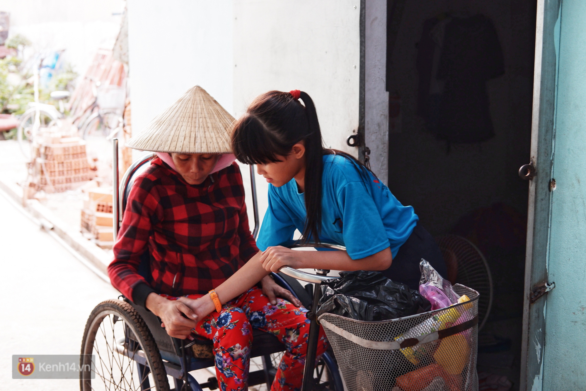 Cô bé 12 tuổi sáng đi học, tối đẩy xe lăn cùng mẹ bán vé số ở Sài Gòn: Con ước được nghỉ bán 1 ngày để ngồi ăn cơm với ba mẹ - Ảnh 2.