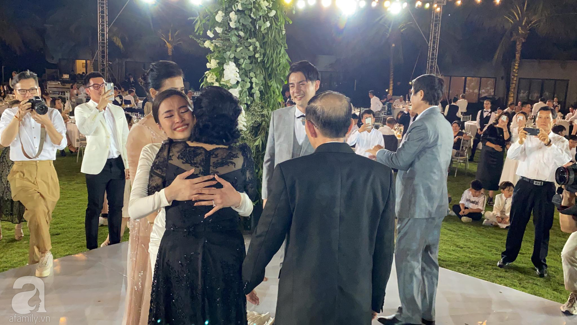 Toàn cảnh đám cưới siêu thế kỷ của Đông Nhi và Ông Cao Thắng: Cô dâu chú rể khóc hết nước mắt khi nhảy cùng bố mẹ hai bên - Ảnh 72.