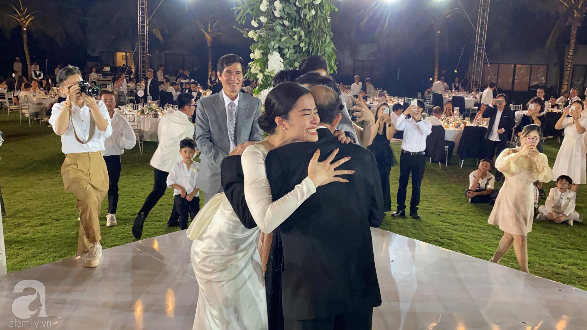 Toàn cảnh đám cưới siêu thế kỷ của Đông Nhi và Ông Cao Thắng: Cô dâu chú rể khóc hết nước mắt khi nhảy cùng bố mẹ hai bên - Ảnh 75.