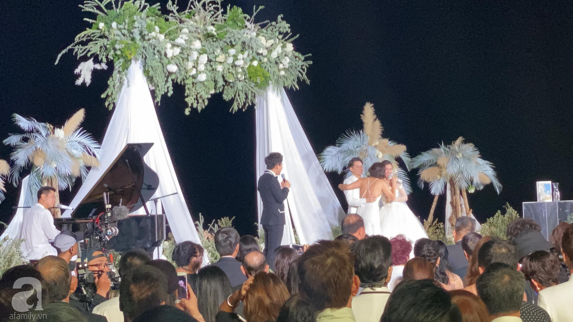 Toàn cảnh đám cưới siêu thế kỷ của Đông Nhi và Ông Cao Thắng: Cô dâu chú rể khóc hết nước mắt khi nhảy cùng bố mẹ hai bên - Ảnh 35.
