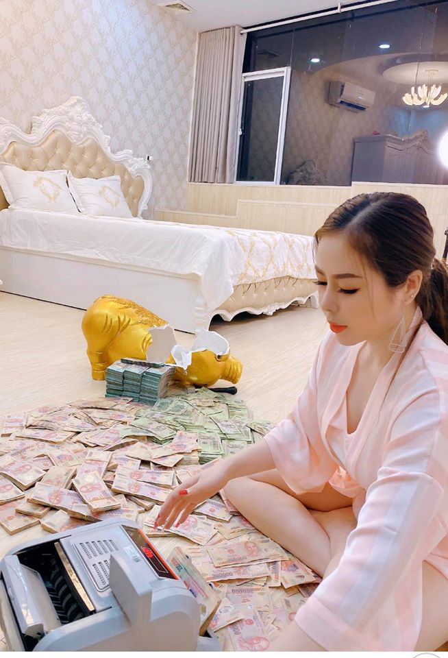 Gái Xinh Sài Gòn Đập Lợn Tiết Kiệm 11 Tháng Được 2,8 Tỷ