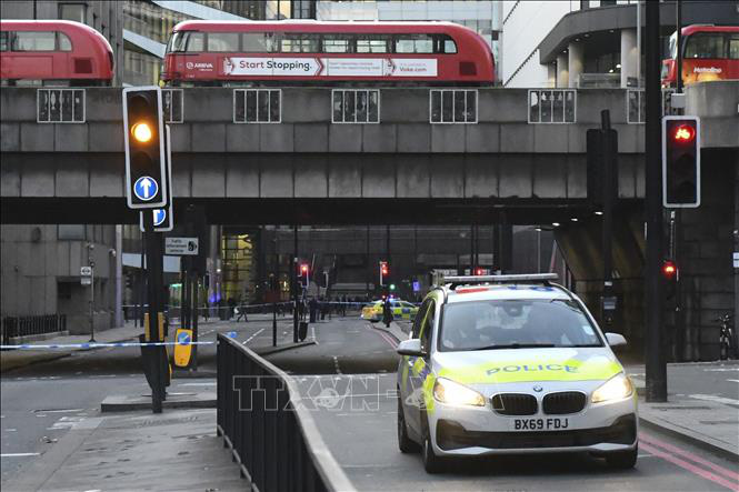 Cảnh sát Anh: Nghi phạm vụ đâm dao trên cầu London từng ngồi tù vì tội khủng bố - Ảnh 1.