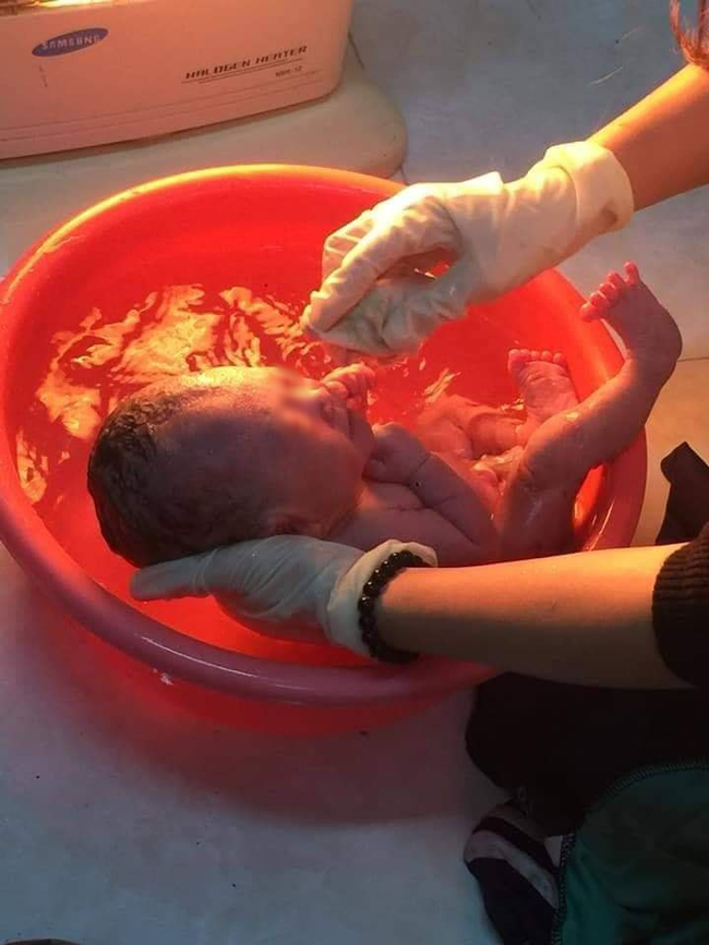 Vụ bé sơ sinh còn nguyên dây rốn được phát hiện trong thùng rác giữa thời tiết giá lạnh tại Hà Nội: Người mẹ tâm thần đã nhận con - Ảnh 1.