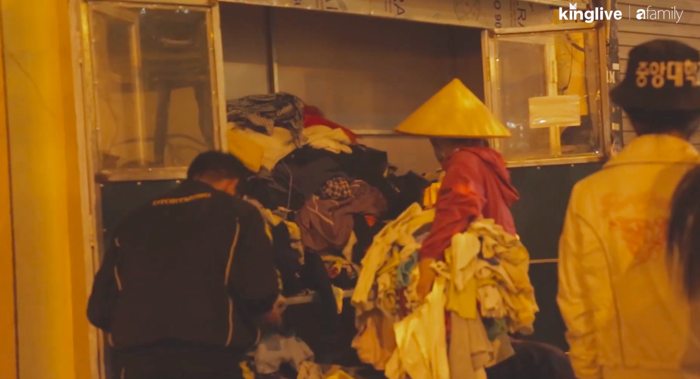 Thực trạng tại các tủ quần áo từ thiện tại Hà Nội: Bừa bộn gây mất trật tự và nhóm người tranh cướp trục lợi cá nhân - Ảnh 6.