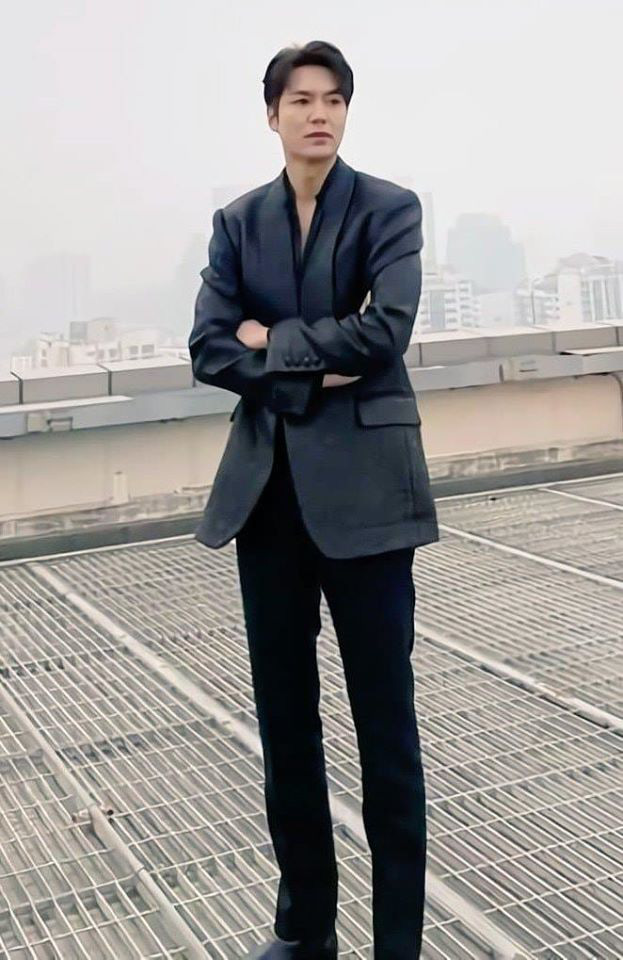 Lee Min Ho lại khiến dân tình &quot;khóc lên khóc xuống&quot; vì khí chất tổng tài và nhan sắc xuất thần chỉ qua loạt ảnh trên tầng thượng - Ảnh 2.