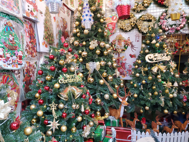 Cận Giáng sinh, cây thông Noel khổng lồ hét giá 120 triệu đồng - Ảnh 1.