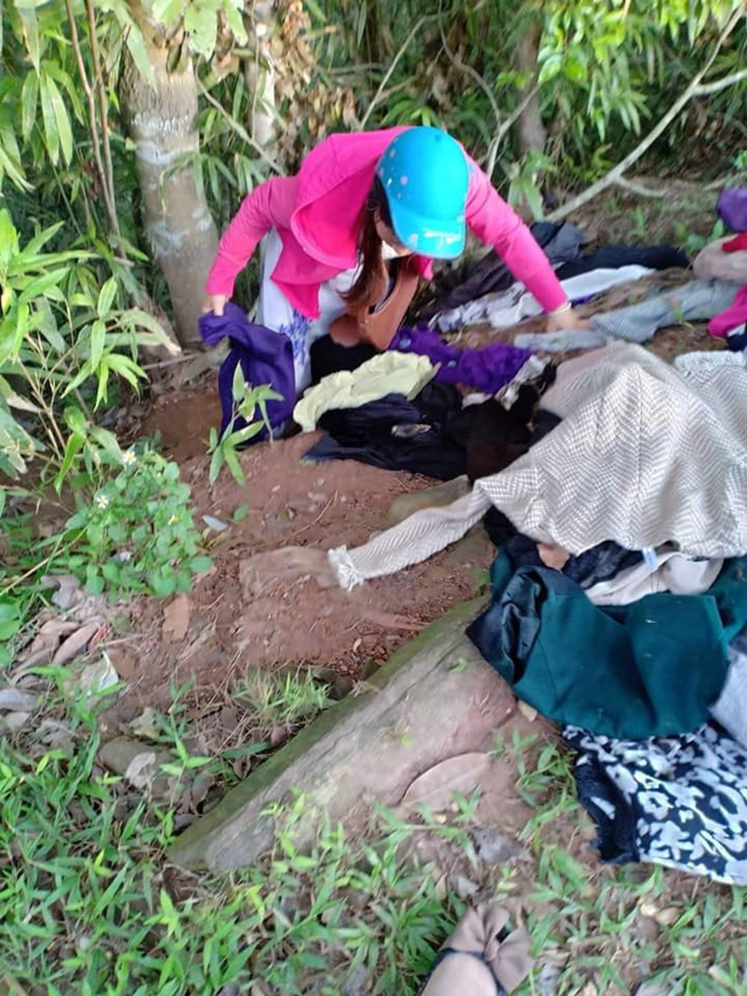 Thực trạng tại các tủ quần áo từ thiện tại Hà Nội: Bừa bộn gây mất trật tự và nhóm người tranh cướp trục lợi cá nhân - Ảnh 8.