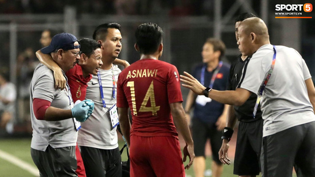 Sau pha va chạm khiến cầu thủ đội bạn phải ngồi xe lăn rời sân, Văn Hậu đã có hành động rất &quot;fair play&quot; để đáp trả lại sự công kích của CĐV Indonesia - Ảnh 1.