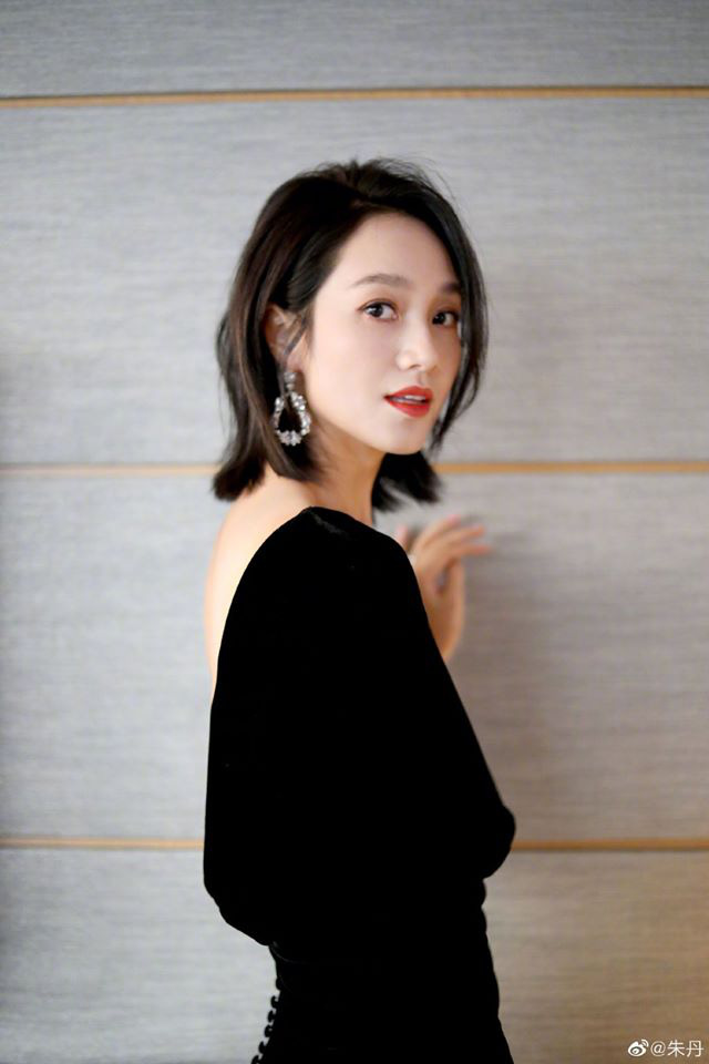 Nữ MC xinh đẹp gọi sai tên Lâm Duẫn, Địch Lệ Nhiệt Ba lại mắc lỗi khiến dân mạng đòi đánh sập Weibo - Ảnh 2. Nữ MC xinh đẹp gọi sai tên Lâm Duẫn, Địch Lệ Nhiệt Ba lại mắc lỗi khiến dân mạng đòi đánh sập Weibo - Ảnh 2.
