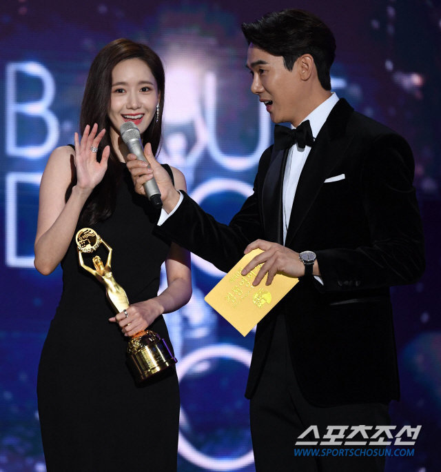 YoonA (SNSD) vừa thắng một giải thưởng lớn quốc tế, tiếp tục &quot;bội thu&quot; với vai trò diễn viên - Ảnh 4.