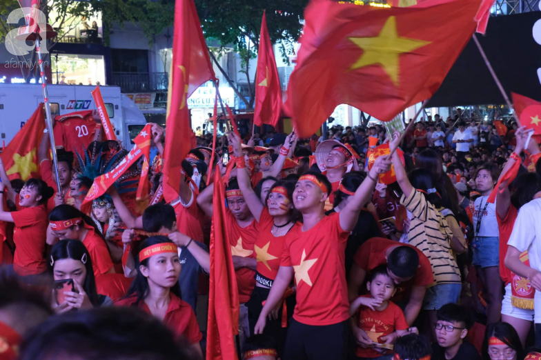 Sau 60 năm chờ đợi, bóng đá Việt Nam đã giành được tấm huy chương vàng, người hâm mộ vỡ òa hạnh phúc - Ảnh 1.