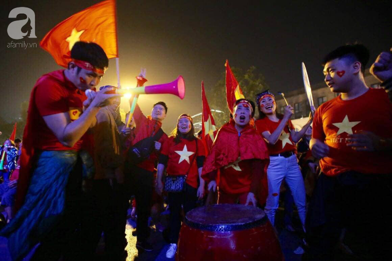 Sau 60 năm chờ đợi, bóng đá Việt Nam đã giành được tấm huy chương vàng, người hâm mộ vỡ òa hạnh phúc - Ảnh 2.