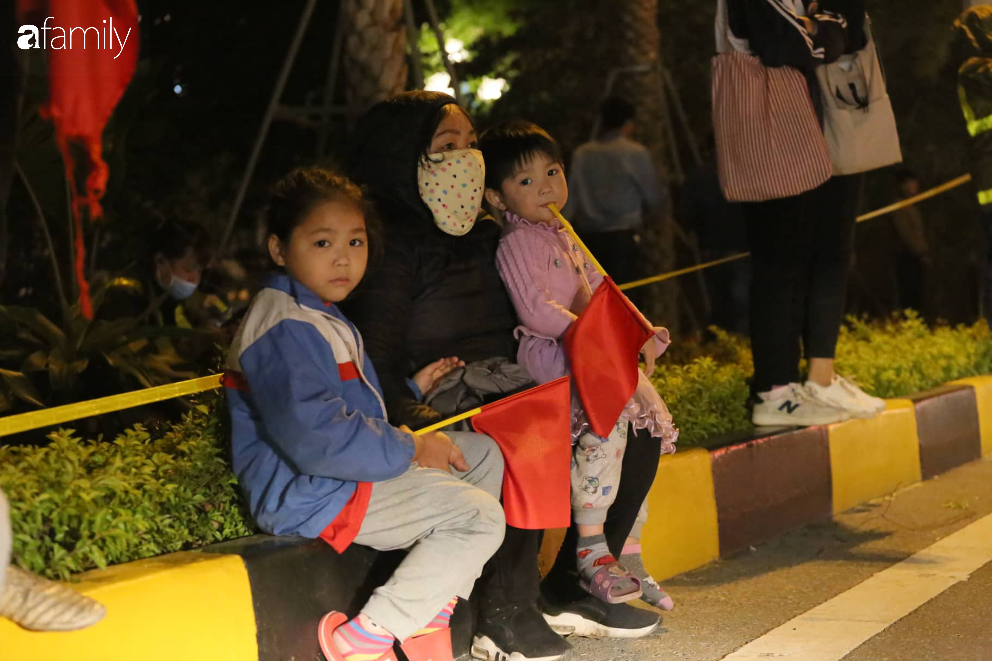 Rất ít khi Việt Nam như thế này, người già, trẻ em ngồi sát vệ đường chờ đón tuyển U22 về nước - Ảnh 4.