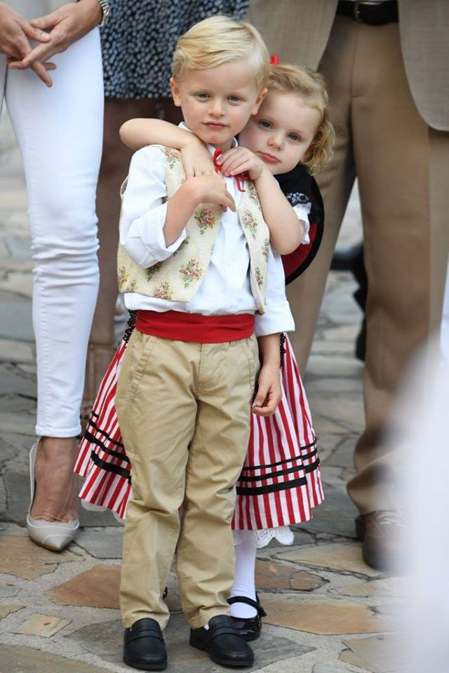 Cặp song sinh hoàng gia Monaco đón sinh nhật 5 tuổi với thần thái hơn người, nổi bật hơn cả hai con của Công nương Kate - Ảnh 2.