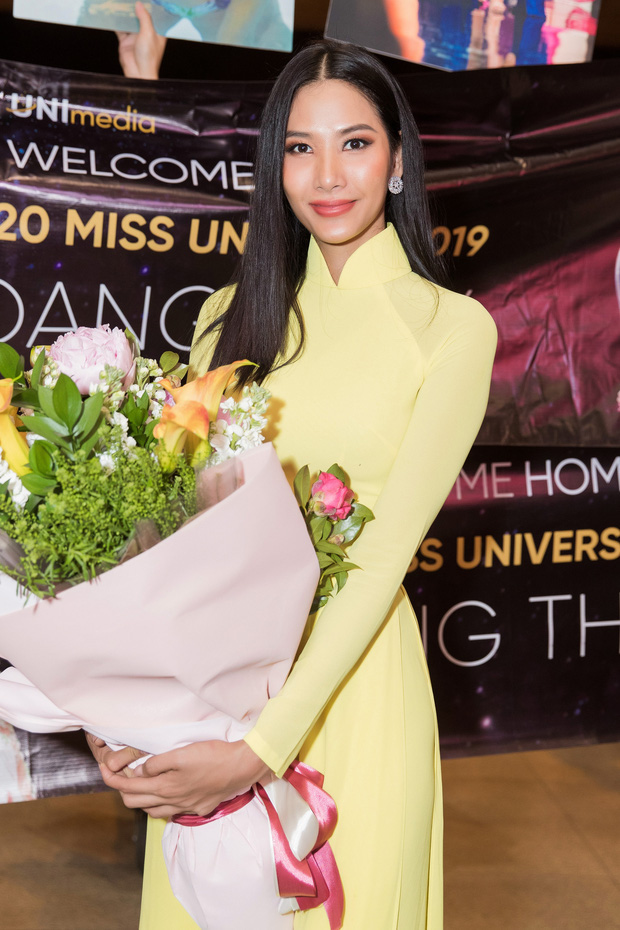 Hoàng Thùy trở về Việt Nam giữa đêm sau Miss Universe 2019 giữa vòng vây fan nhưng bất ngờ nhất là sự xuất hiện của Tân Hoa hậu Khánh Vân - Ảnh 2.