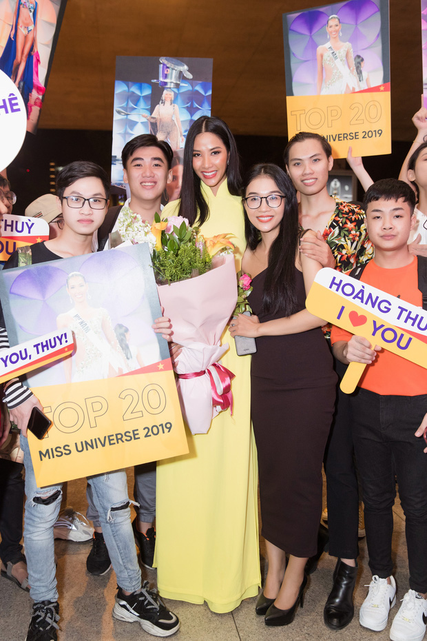Hoàng Thùy trở về Việt Nam giữa đêm sau Miss Universe 2019 giữa vòng vây fan nhưng bất ngờ nhất là sự xuất hiện của Tân Hoa hậu Khánh Vân - Ảnh 11.