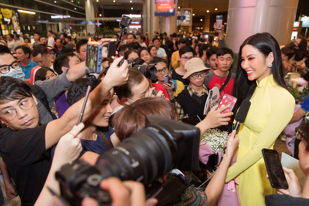 Hoàng Thùy trở về Việt Nam giữa đêm sau Miss Universe 2019 giữa vòng vây fan nhưng bất ngờ nhất là sự xuất hiện của Tân Hoa hậu Khánh Vân - Ảnh 9.