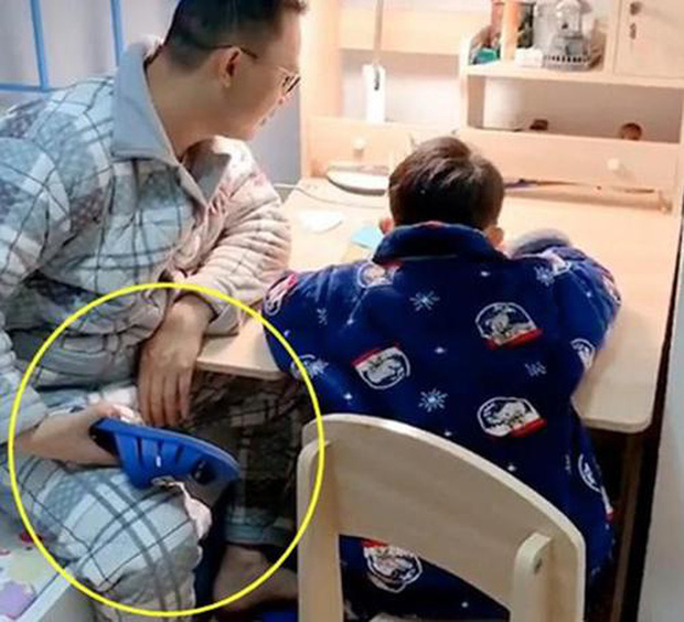 Bị bố quát vì làm mãi vẫn sai bài toán &quot;con có 10 quả táo cho bố 4 quả&quot;, cậu bé khóc mếu: Cho bố tất, không học nữa - Ảnh 1.