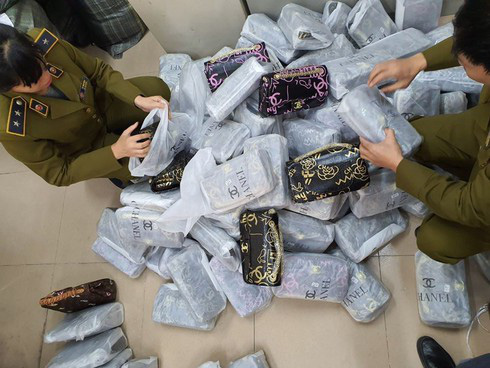 Đột kích kho hàng nhái ở Hà Nội, thu 700 túi xách gắn nhãn LV, Chanel, Gucci - Ảnh 1.