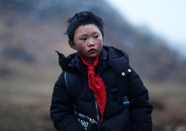 Cậu bé từng đi bộ 4,5 km đến trường dưới trời đông -8°C khiến đầu đóng băng ngày ấy: Gia cảnh giờ đã khác nhưng lại gây tranh cãi - Ảnh 3.