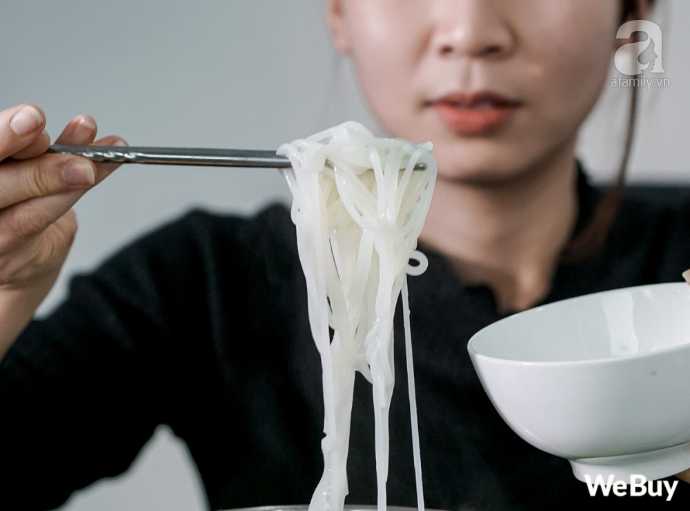 Review bún ốc của "tiên nữ đồng quê" Lý Tử Thất: Bát bún ú ụ, thơm ngon đậm đà nhưng không có ốc - Ảnh 8.