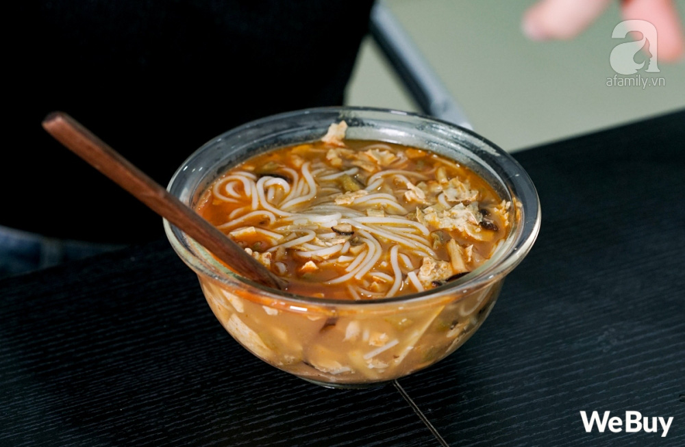 Review bún ốc của "tiên nữ đồng quê" Lý Tử Thất: Bát bún ú ụ, thơm ngon đậm đà nhưng không có ốc - Ảnh 10.