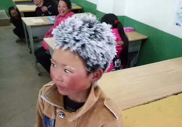 Cậu bé từng đi bộ 4,5 km đến trường dưới trời đông -8°C khiến đầu đóng băng ngày ấy: Gia cảnh giờ đã khác nhưng lại gây tranh cãi - Ảnh 2.