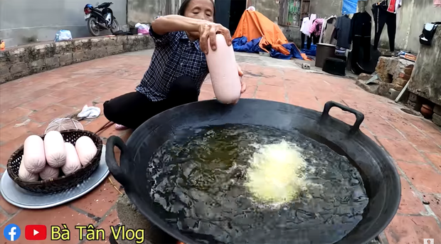 Bà Tân Vlog làm món xúc xích phô mai rất &quot;khác người&quot; lại cắt siêu to, nhưng cách chế biết độc lạ mới khiến người khác bất ngờ - Ảnh 2.