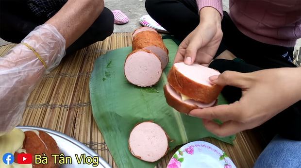 Bà Tân Vlog làm món xúc xích phô mai rất &quot;khác người&quot; lại cắt siêu to, nhưng cách chế biết độc lạ mới khiến người khác bất ngờ - Ảnh 6.