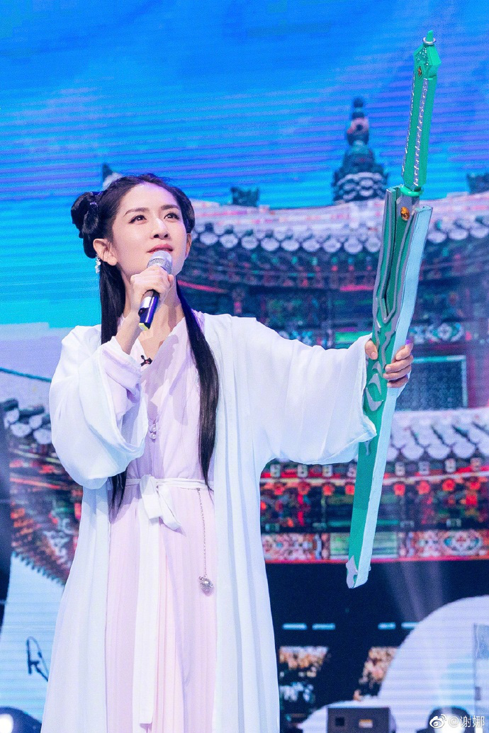 MC nổi tiếng Tạ Na cosplay "Hoa Thiên Cốt", tiết lộ Triệu Lệ Dĩnh sẽ không tham gia phần 2 - Ảnh 5.
