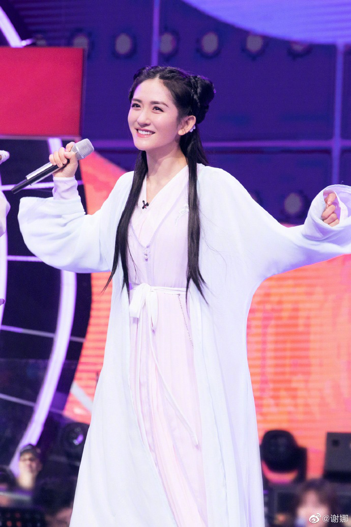 MC nổi tiếng Tạ Na cosplay "Hoa Thiên Cốt", tiết lộ Triệu Lệ Dĩnh sẽ không tham gia phần 2 - Ảnh 4.