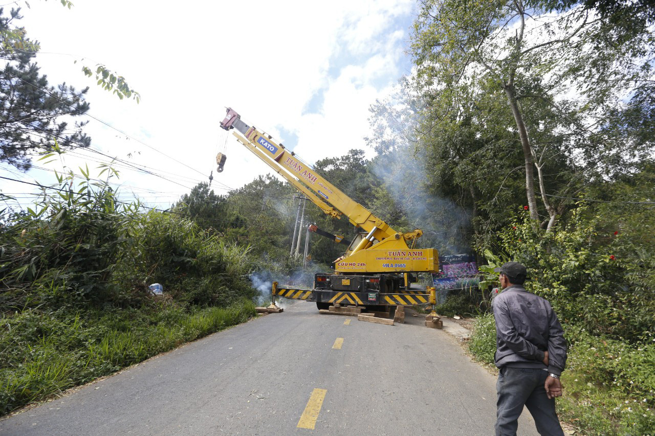 Xe khách lao xuống vực ở Đà Lạt, 15 người may mắn thoát nạn - Ảnh 3.