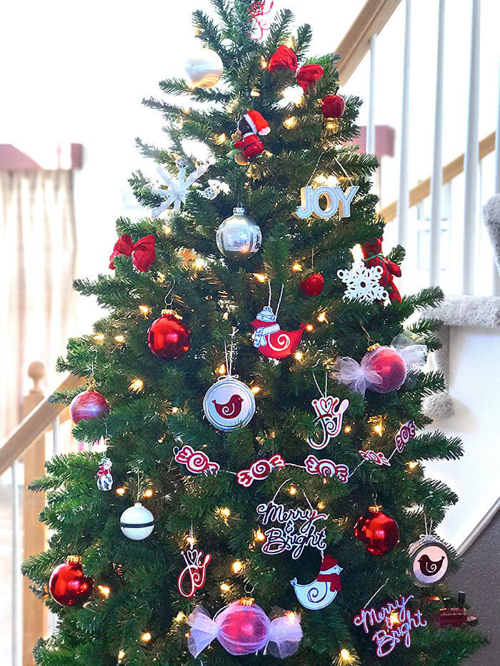 Tất cả mọi người đều sẵn sàng để trang trí cây thông Noel của mình, và với ý tưởng mới lạ này, bạn sẽ không ngờ rằng mọi thứ sẽ trở nên thật đẹp đẽ và sáng tạo. Ngôi sao trang trí được đặt trên đỉnh cây thông sẽ làm nổi bật hoàn toàn tạo nên khả năng nhấn mạnh cho căn phòng bạn.