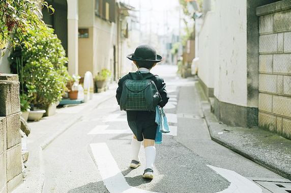Câu chuyện về đứa trẻ &quot;kỳ dị&quot;, đến nhà người lạ ăn uống nghỉ ngơi không muốn về và thực trạng đáng sợ của xã hội Nhật Bản nuôi con kiểu tự lập  - Ảnh 2.