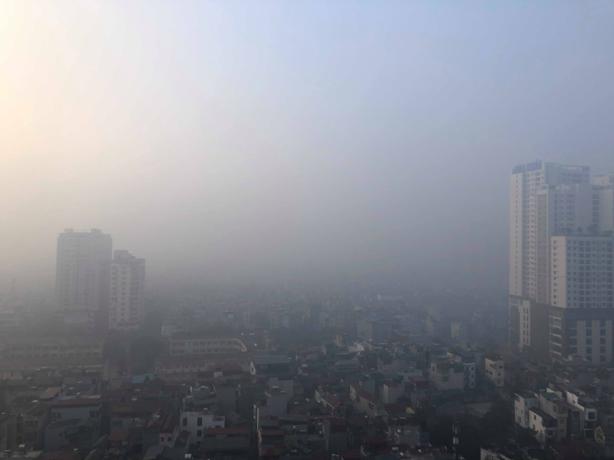 Ô nhiễm không khí ở Hà Nội, TPHCM: Bộ Y tế khuyến cáo người dân hạn chế ra khỏi nhà - Ảnh 1.