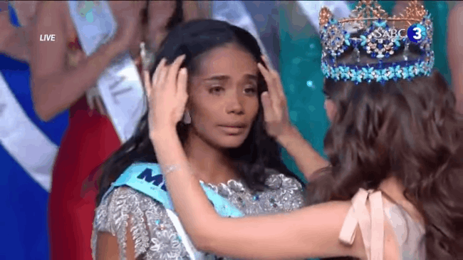 Miss World 2019: Đăng quang với chiều cao khiêm tốn 1m67 cùng mái tóc rối bời nhưng gương mặt hiền lành nhân hậu chính là điều cả thế giới phải công nhận - Ảnh 2.