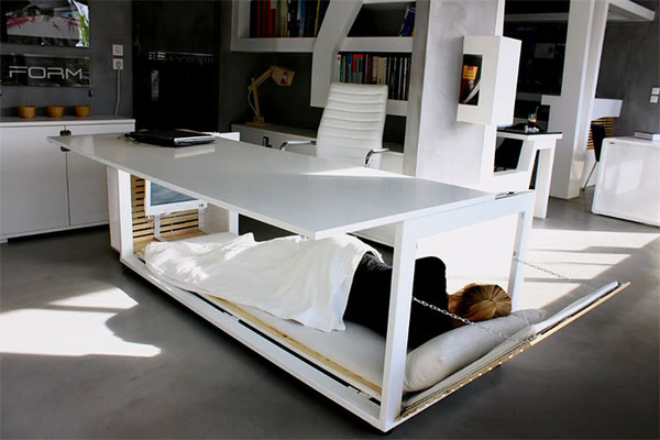 Không gian bên dưới bàn được thiết kế để trở thành giường nghỉ cho dân văn phòng