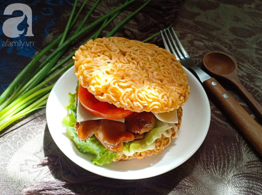 BURGER MÌ GÓI KẸP GÀ SỐT TERIYAKI - Ảnh 1.