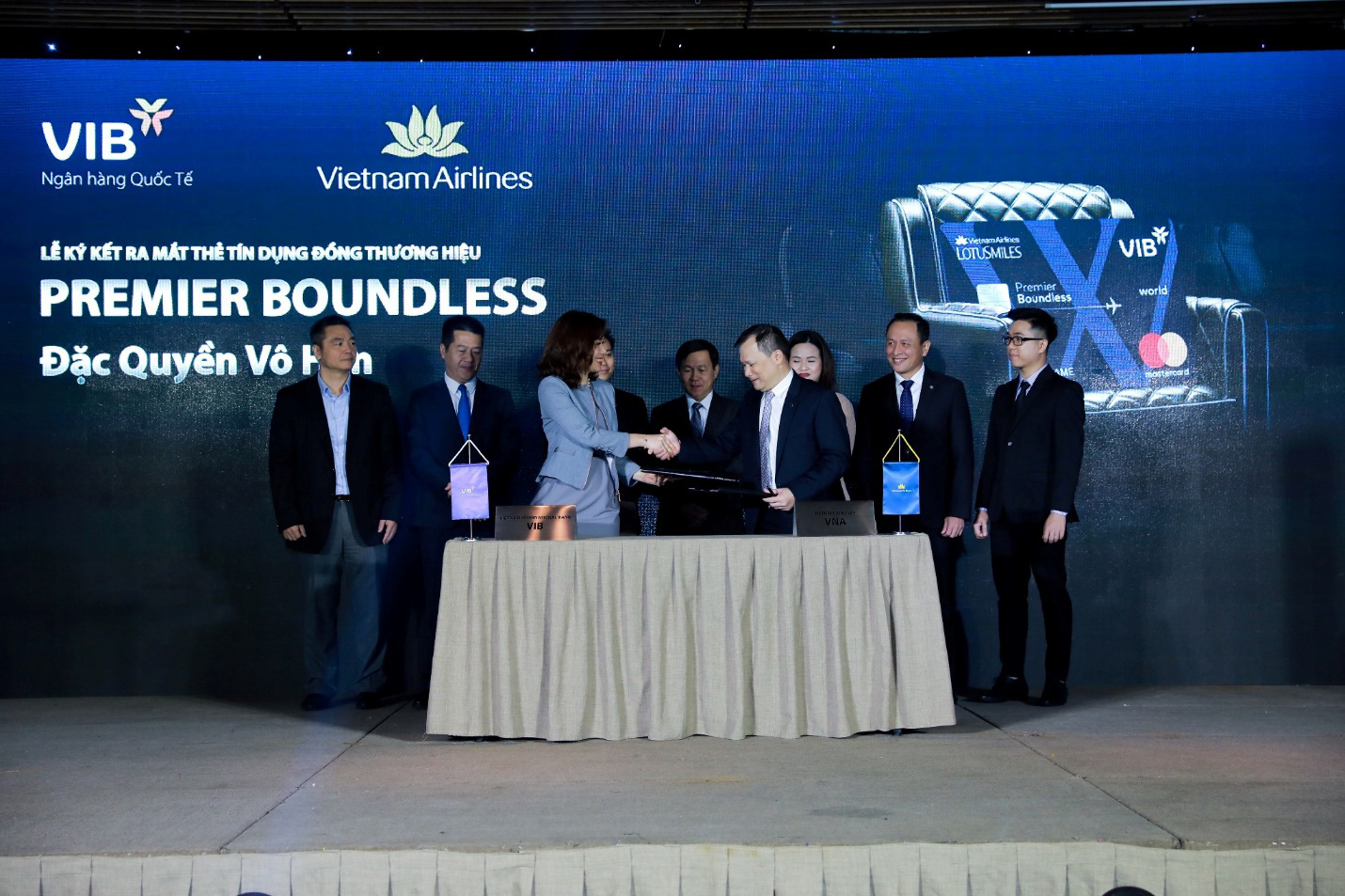 VIB v&agrave; Vietnam Airlines hợp t&aacute;c ra mắt d&ograve;ng thẻ bay đặc quyền Premier Boundless - Ảnh 3.