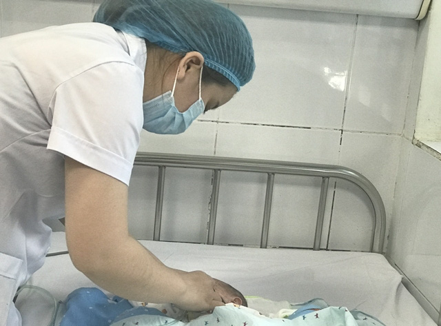 Hà Nội: Bệnh nhi nhập viện ồ lạt vì cúm A và ô nhiễm không khí - Ảnh 1.