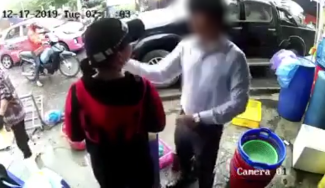 Soái ca Hải Phòng lên tiếng sau khi bị ném đá vì tát chị bán tôm: Đánh phụ nữ là sai nhưng tôi không nhịn được - Ảnh 2. Soái ca Hải Phòng lên tiếng sau khi bị ném đá vì tát chị bán tôm: Đánh phụ nữ là sai nhưng tôi không nhịn được - Ảnh 2.