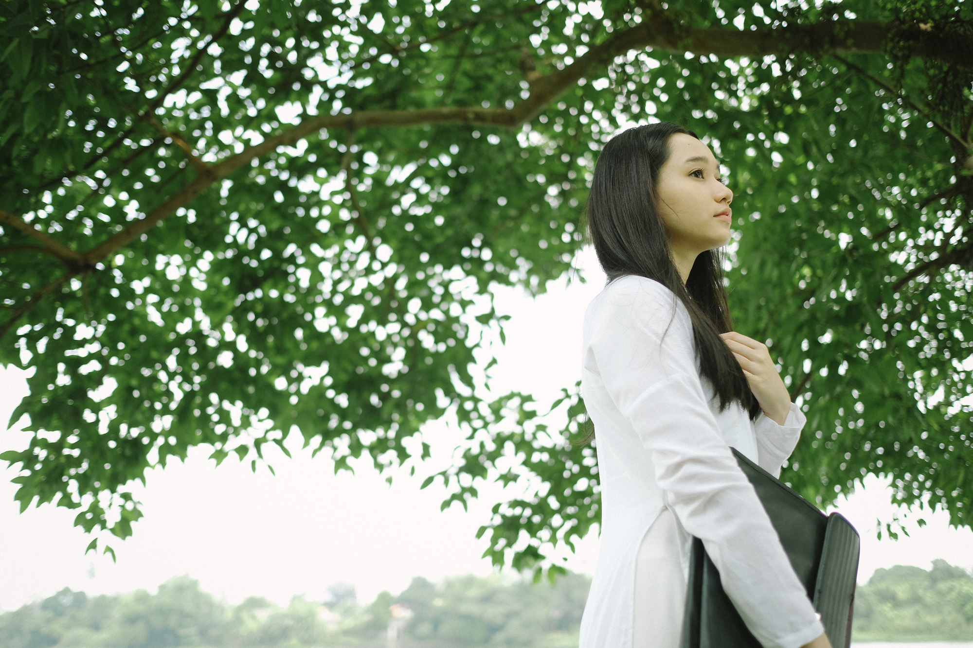 "Mắt Biếc" ra rạp: Quặn l&ograve;ng trước cảnh con g&aacute;i H&agrave; Lan y&ecirc;u thầm Ngạn, cả tuổi thơ như &ugrave;a về đẹp đến ngạt thở  - Ảnh 5.