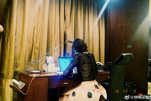 Dù có hàng tá tin đồn xấu bủa vây, "Na Tra" Tống Tổ Nhi vẫn chinh phục dân tình sau khoảnh khắc học bài chăm chỉ trong hậu trường - Ảnh 2. Dù có hàng tá tin đồn xấu bủa vây, "Na Tra" Tống Tổ Nhi vẫn chinh phục dân tình sau khoảnh khắc học bài chăm chỉ trong hậu trường - Ảnh 2.