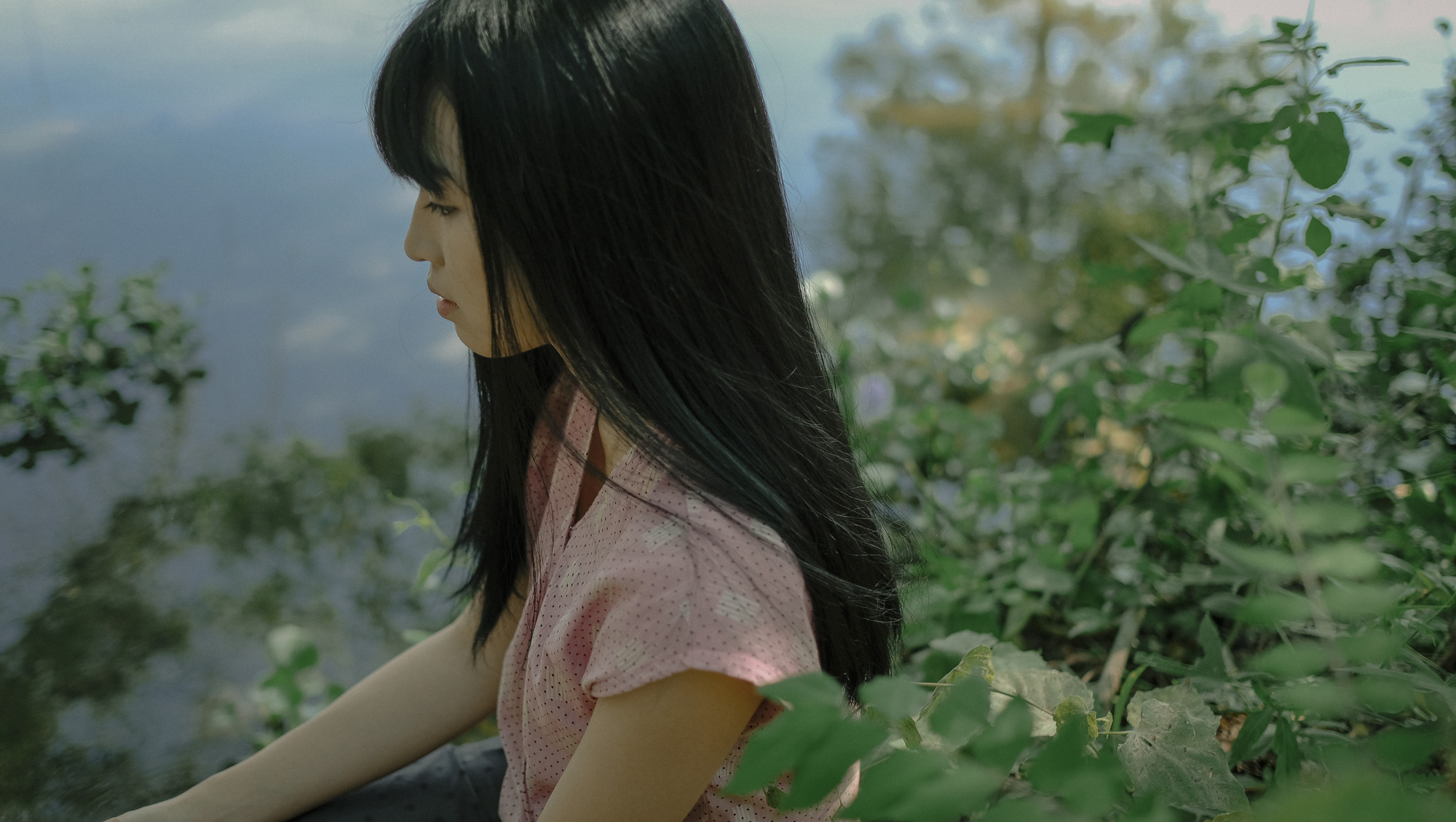 "Mắt Biếc" ra rạp: Quặn l&ograve;ng trước cảnh con g&aacute;i H&agrave; Lan y&ecirc;u thầm Ngạn, cả tuổi thơ như &ugrave;a về đẹp đến ngạt thở  - Ảnh 10.